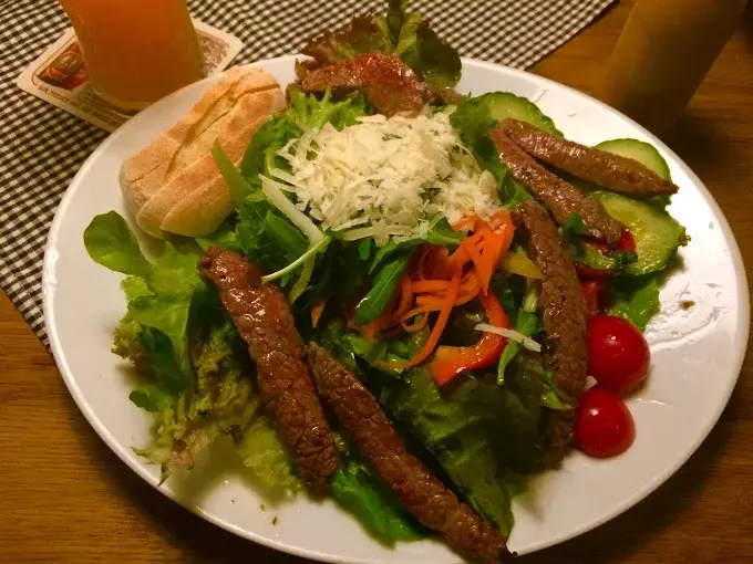 Frischer Salatteller mit gegrilltem Fleisch - Südlich Lauf Speisekarte