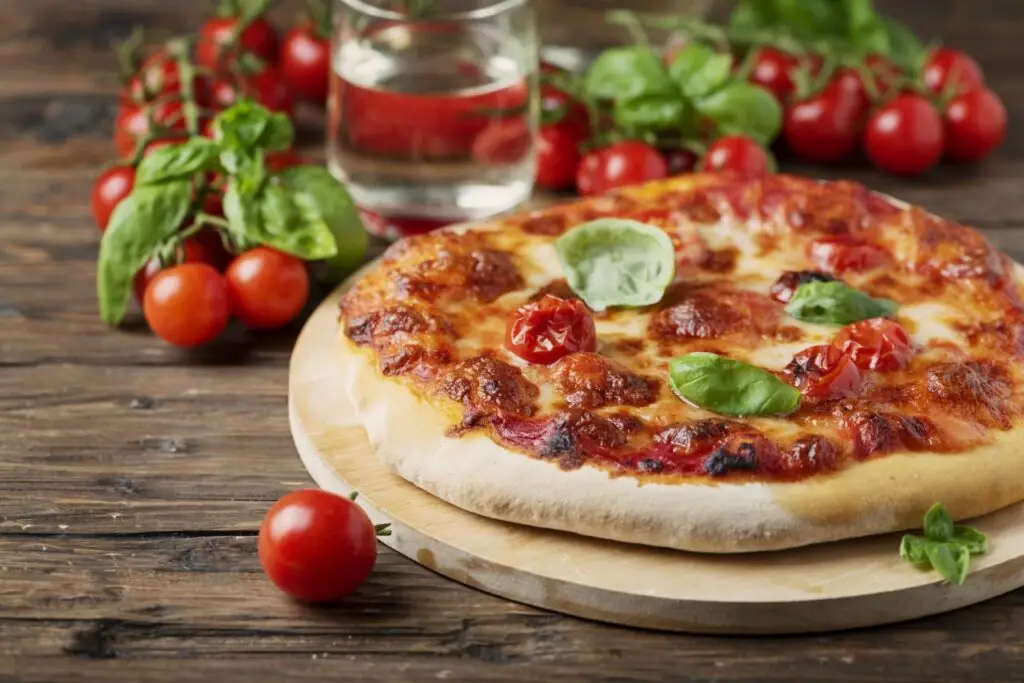 Hausgemachte Pizza Margherita mit Basilikum - Südlich Lauf