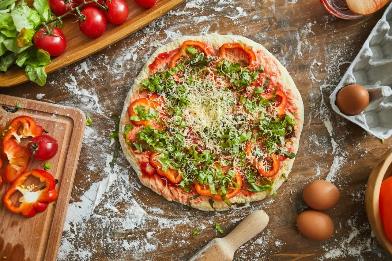 Hausgemachte Pizza mit frischem Gemüse - Südlich Pizzeria Lauf