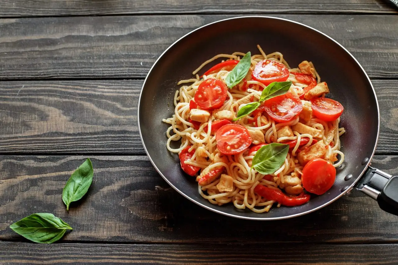 Italienische Pasta mit Tomaten und Basilikum - Hausgemachte Pasta Südlich Lauf