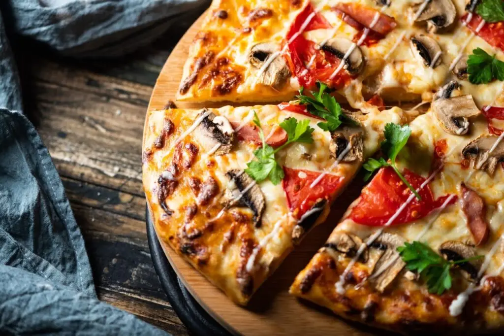 Pizza mit Salami und Champignons - Südlich Pizzeria Lauf