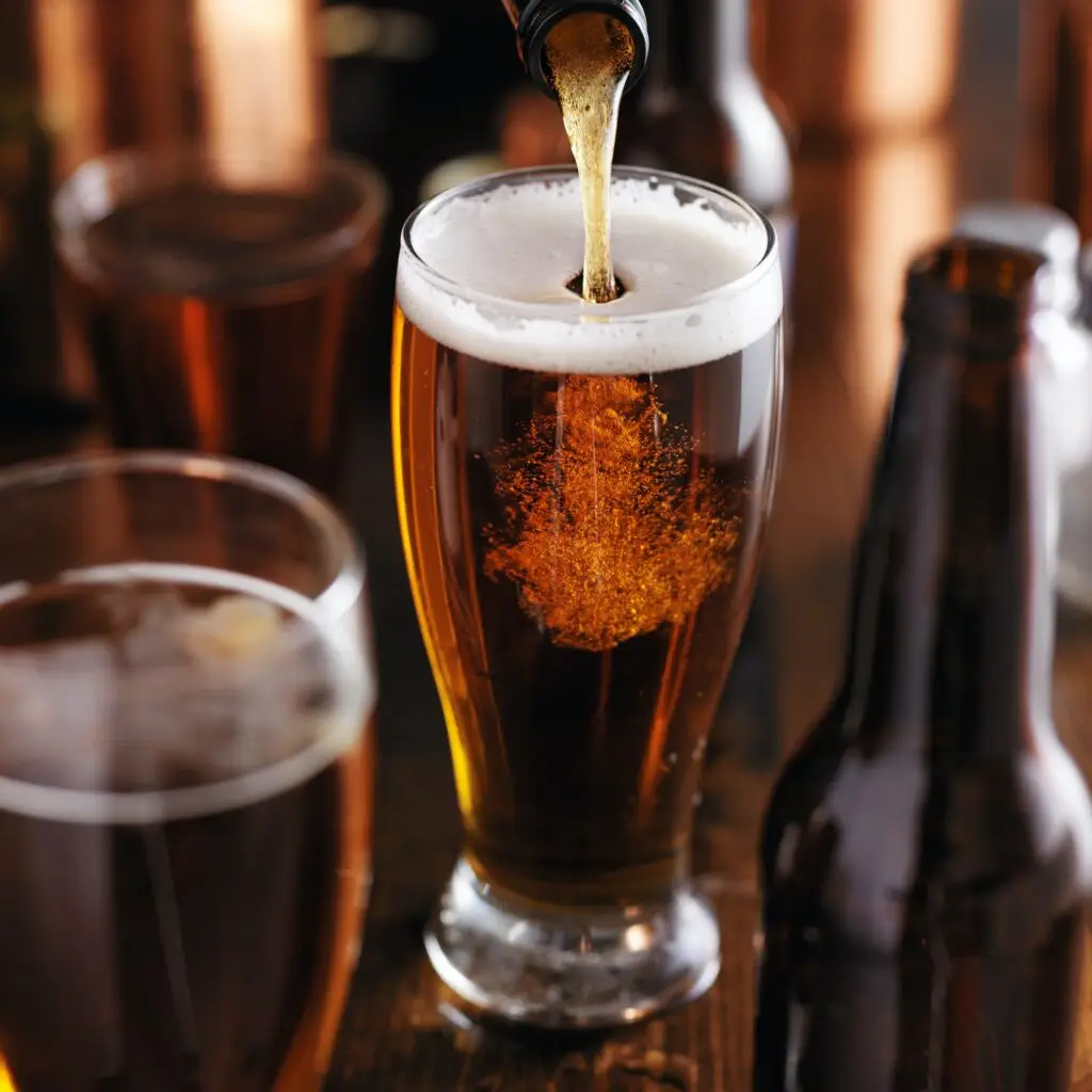 Bier einschenken im Restaurant - Südlich Lauf Getränkekarte